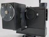 un appareil photo posé sur un trépied