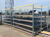de nombreux rayonnages métalliques installés le long d'un bâtiment