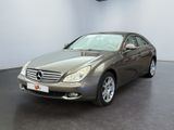 Une Mercedes Classe S dans un showroom au sol noir et aux murs blancs