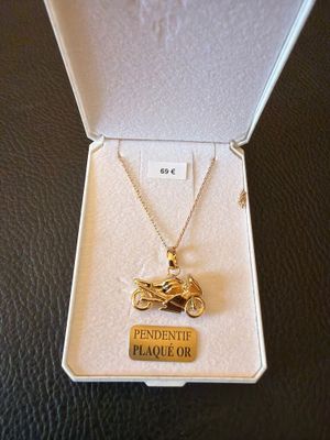 un collier plaqué or orné d'une moto