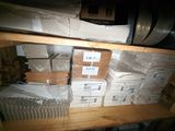 beaucoup de cartons et de colis sur une étagère