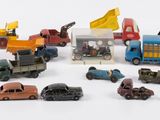 un grand nombre de petites voitures et de camions sur une surface blanche