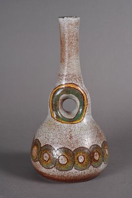 un vase qui a un trou au milieu