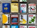 beaucoup de cigarettes de différentes marques par terre