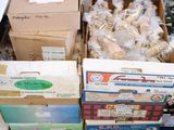 de nombreuses boîtes de nourriture posées par terre