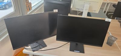 deux écrans posés sur un bureau devant une fenêtre