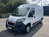 la photo d'une camionnette blanche garée sur un parking