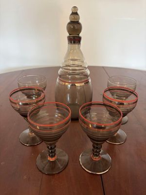 Service à liqueur en verre fumé à décor de filets rouges com…