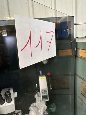 une pancarte portant l'inscription « fm7 » dans une vitrine