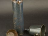 un petit récipient en métal contenant une cuillère et une cuillère doseuse