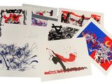 un tas de cartes aux motifs variés posées sur une surface blanche