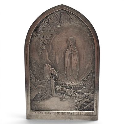 une image représentant une statue d'une femme agenouillée devant un homme