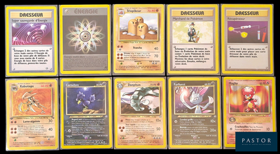 Plusieurs cartes Pokémon sont disposées sur une surface noire