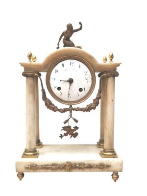 une horloge posée sur une étagère, sur laquelle se trouve un singe