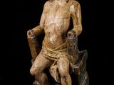 l'image d'une statue d'un homme assis sur une chaise