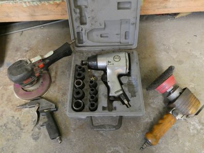 une trousse à outils posée sur le sol