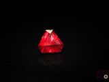 gros plan d'un diamant rouge sur une surface noire