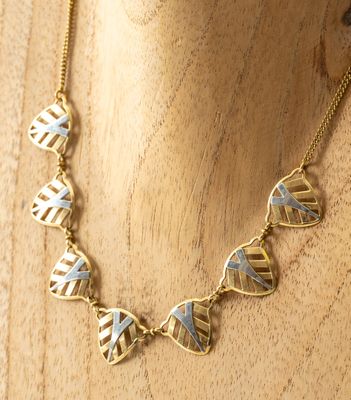 collier géométrique doré et bleu sur un mannequin, mannequin, mannequin, mannequin, mannequin, mannequin, mannequin, mannequin, mannequin, mannequin, mannequin, mannequin, mannequin, mannequin, mannequin, mannequin, mannequin, mannequin, mannequin, mannequin, mannequin, mannequin, mannequin, mannequin, mannequin, mannequin, mannequin, mannequin, mannequin, mannequin, mannequin, mannequin, mannequin, mannequin, mannequin, mannequin, mannequin, mannequin, mannequin, mannequin, mannequin, mannequin, mannequin,