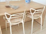 deux chaises près de la table de la cuisine