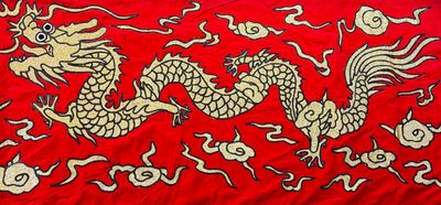 Chine, XXe siècle. Deux importantes tentures à décor brodées…