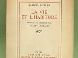 un vieux livre posé sur une surface verte