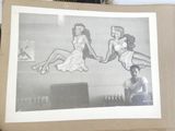 une vieille photo montrant un groupe de femmes assises sur une table
