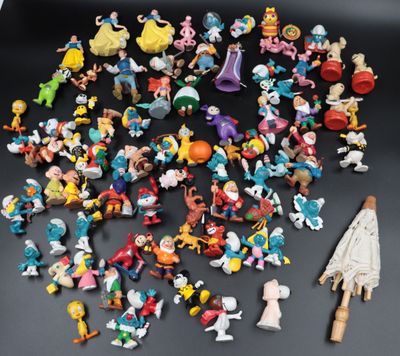 de nombreuses figurines de jouets différentes posées sur la table