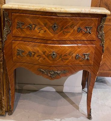 Commode à façade galbée en bois de placage à décor de marque…
