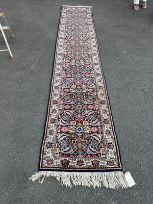 un long tapis posé par terre sur un parking