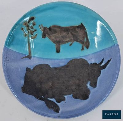 une assiette sur laquelle sont représentés une vache et un cactus