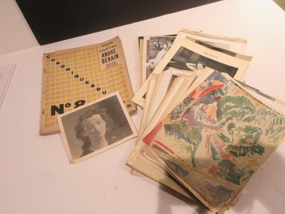 une pile de vieux journaux posée sur une table