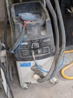 une machine qui est garée dans un garage avec des tuyaux