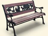 un banc en bois avec une structure métallique et des sculptures