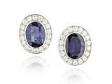 une paire de boucles d'oreilles en saphir et diamant