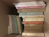 une boîte pleine de livres posée sur le sol