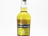une bouteille de whisky Chartreuse posée sur une surface blanche