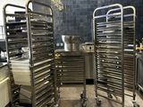 de nombreux plateaux de nourriture en cours de préparation dans la cuisine