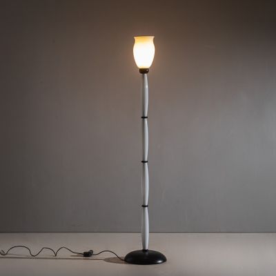 l'image d'une lampe posée sur une table