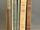 plusieurs livres sont empilés sur une table