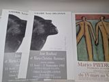 quatre affiches posées sur une étagère, représentant un ours et un homme