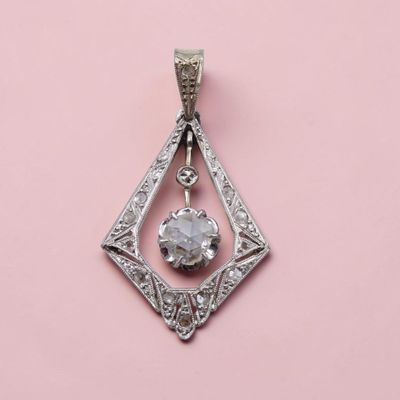 un pendentif en forme de diamant blanc sur fond rose