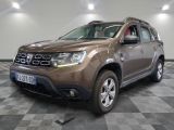 une photo d'une dacia marron garée sur un sol en damier