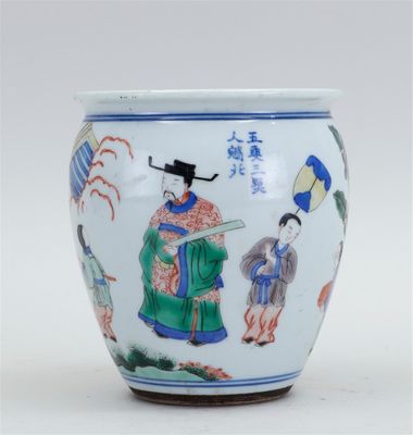 Cache-pot doucai à décor de personnages dans un jardin. Chin…