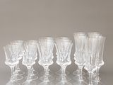 douze verres à vin alignés en rang sur une table