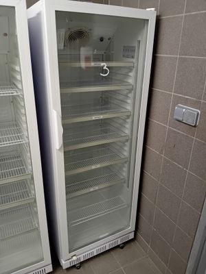 deux réfrigérateurs vides dans un coin d'une pièce
