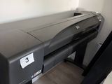 une grande imprimante noire posée sur un bureau