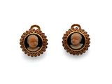 une image représentant une paire de boucles d'oreilles sur laquelle figure le portrait d'une femme