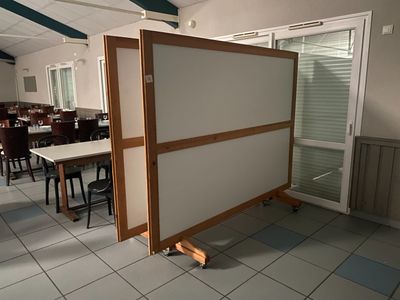 Deux claustras mobiles en pin et mélaminé