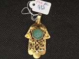 pendentif plaqué or orné d'une pierre verte en son centre