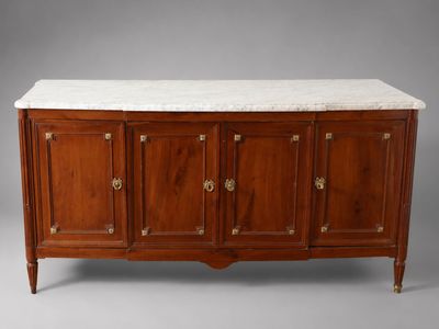 un buffet ancien avec un plateau en marbre et des poignées en laiton